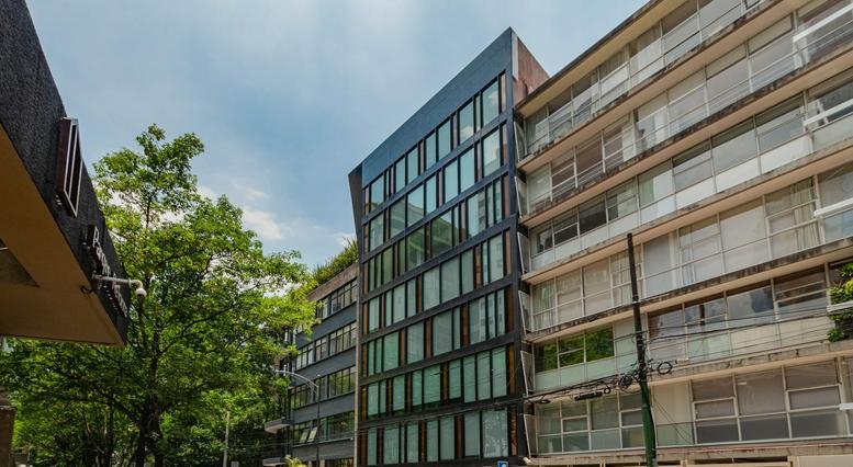 Exterior view of the modern dark-facade building at Campos Elíseos 403, Polanco, Ciudad de México.