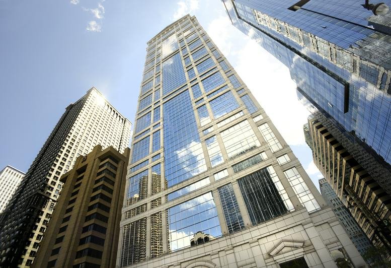 Exterior view of the glass skyscraper at 77 W Wacker Drive from street level.