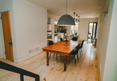 Exterior view of 2567 Dundas St W