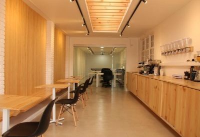 Avenida 9, Calle 31-33, 50 oeste del Fresh Market (tapia ladrillos)