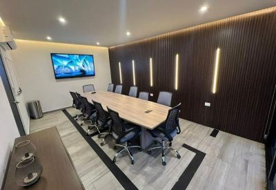 Spacious boardroom with a long light-wood table and feature wall at Ocampo Business Center, Avenida Alfonso Reyes.