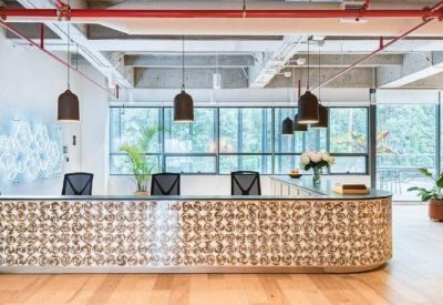 Reception area in Edificio Cortezza with a modern design and a decorative front desk