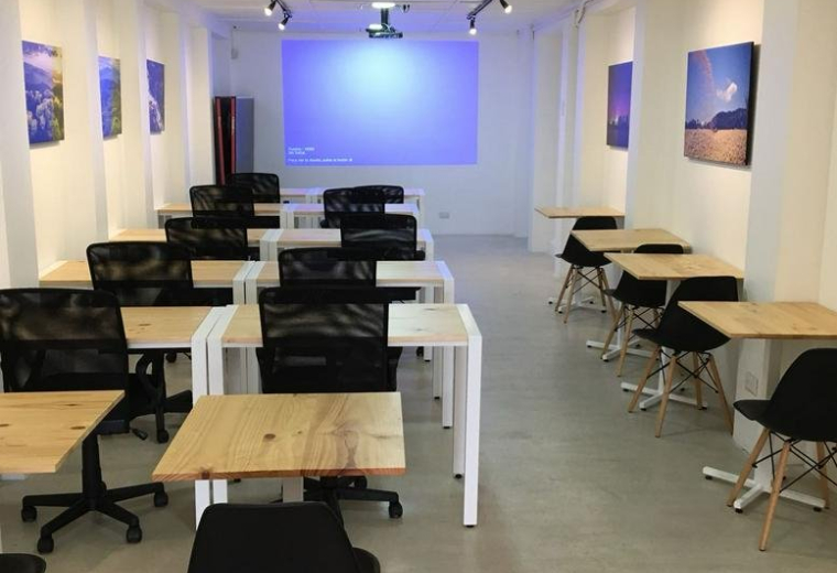 Interior of Avenida 9, Calle 31-33, 50 oeste del Fresh Market (tapia ladrillos)