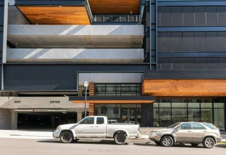 818 18th Avenue South, 18th & Chet