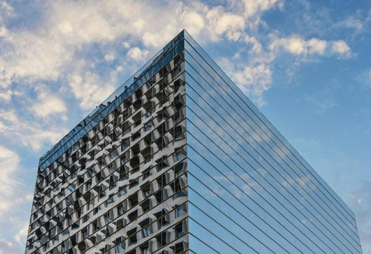 Exterior view of the glass-facade building at Avenida Ejército Nacional Mexicano 425.