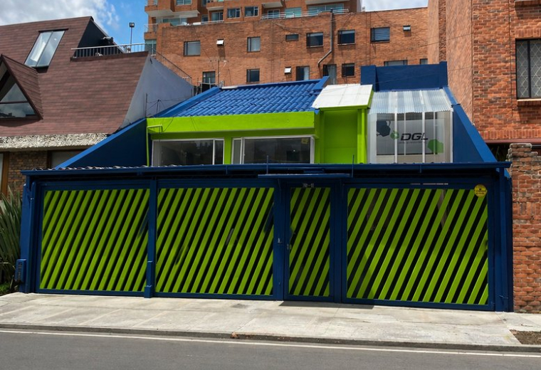Exterior view of the colorful blue and green building at 145 - 26, Carrera 13a.