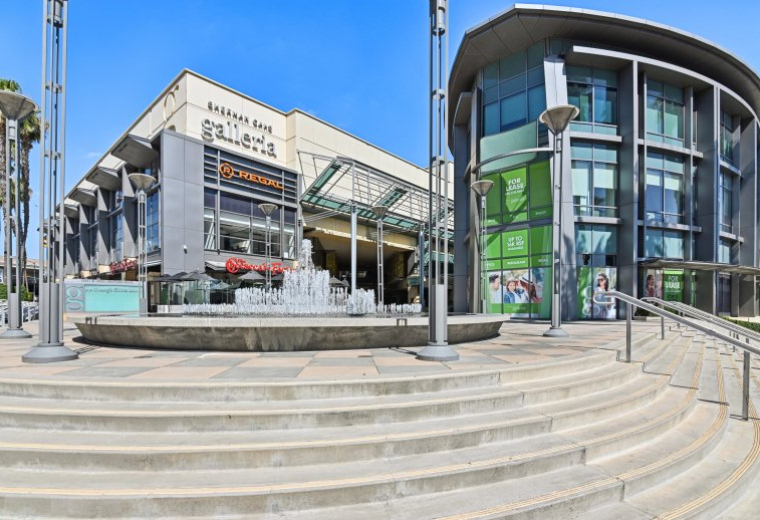 Exterior view of the modern glass-fronted 15301 Ventura Boulevard, U1 with a central fountain.
