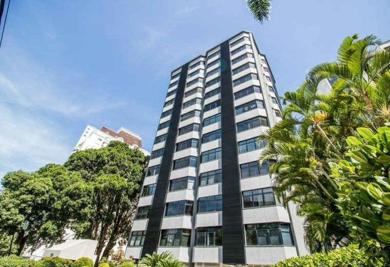 Exterior view of the multi-story Torre 2 at 404 Avenida Rio Branco with its black and white facade.