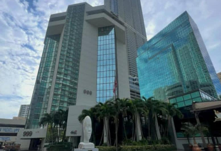Exterior view of the striking glass-facade building at 999 Brickell Avenue.