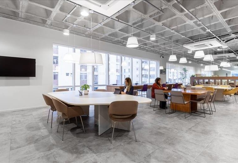 Exterior view of Rua Gomes de Carvalho, 911