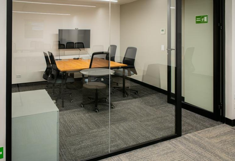Meeting room with a wooden table and wall-mounted screen at Ruta Nacional Treciaria 310, MULTIPARK.