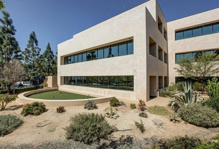 Exterior view of 155 North Riverview Drive,(ANA)