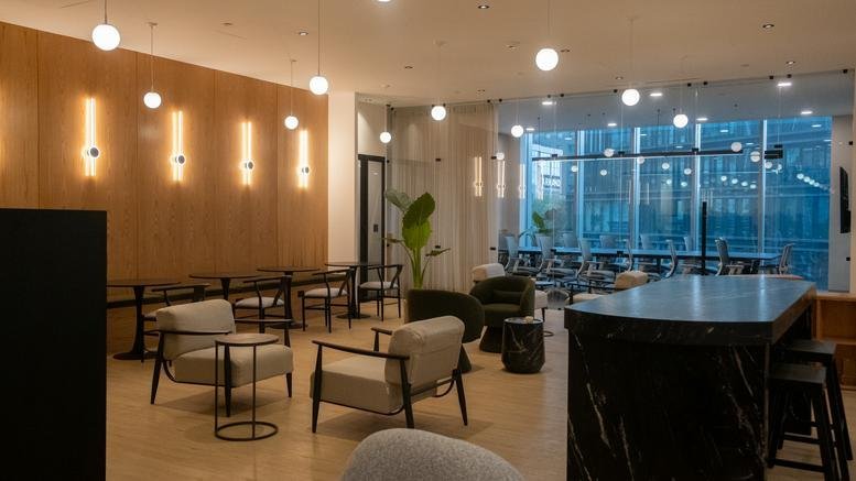 Spacious communal lounge at 1438, Avenida Insurgentes Sur with modern armchairs and wood paneled walls.