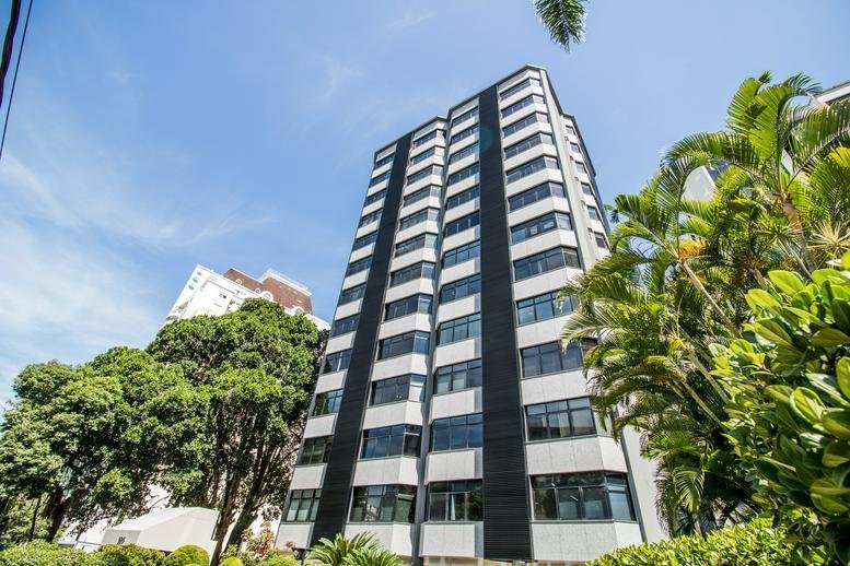 Exterior view of the multi-story Torre 2 at 404 Avenida Rio Branco with its black and white facade.
