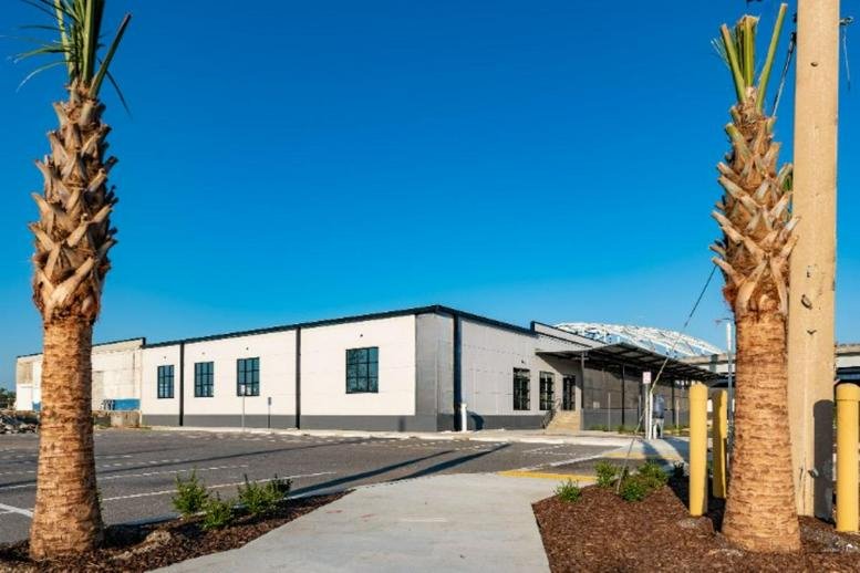 Exterior view of the white and grey industrial building at 1505 Dennis Street, Jacksonville (Florida).