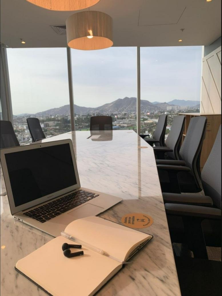 Professional meeting room at Av. Circunvalación del Club Golf Los Incas 134 with mountain views.
