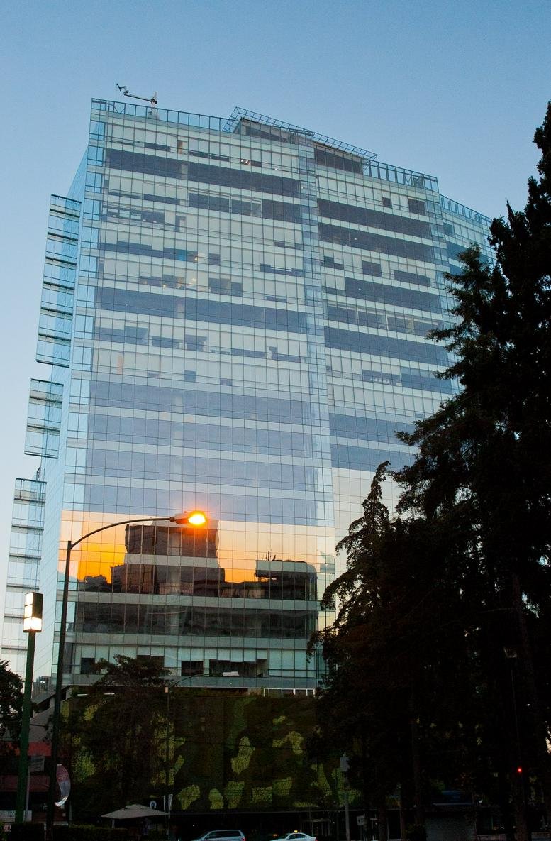 Exterior view of the glass-facade building at Calz. Gral. Mariano Escobedo 476-piso 12.