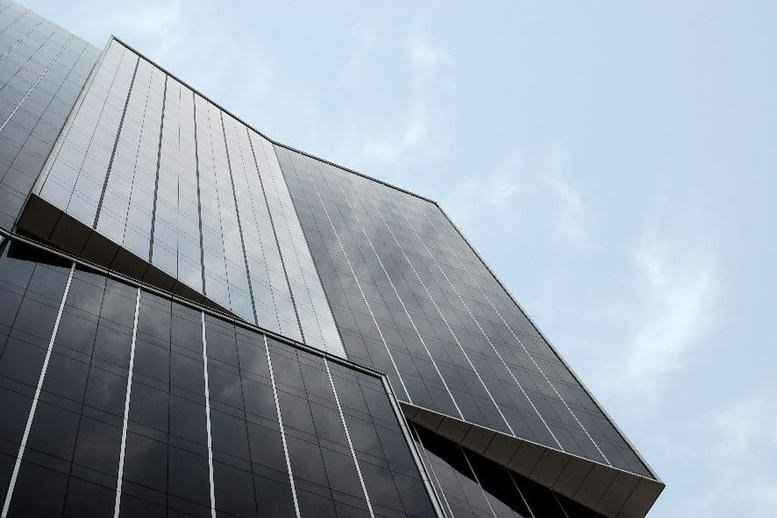 Exterior view of the glass-facade building at Av. Javier Prado Este 444.