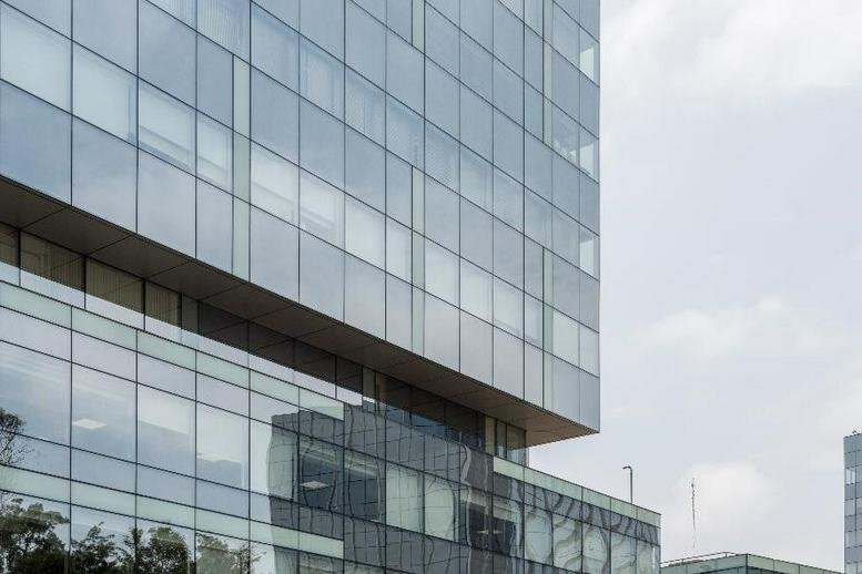 Exterior view of the glass-facade building at Calle Las Begonias 441, Piso 9, San Isidro.