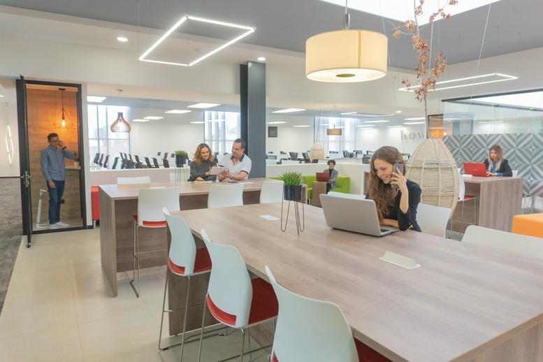 Spacious communal lounge and coworking area at Centros de Negocios Avanti Explanada, San Andrés Cholula.