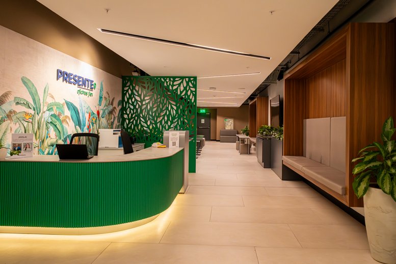 Vibrant green reception desk at Ruta Nacional Treciaria 310, MULTIPARK featuring botanical wall art.