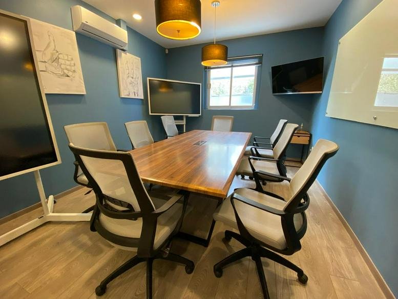 Professional meeting room at 101, Avenida Isaac Newton, Chapultepec Morales, Mexico City with a wooden table.
