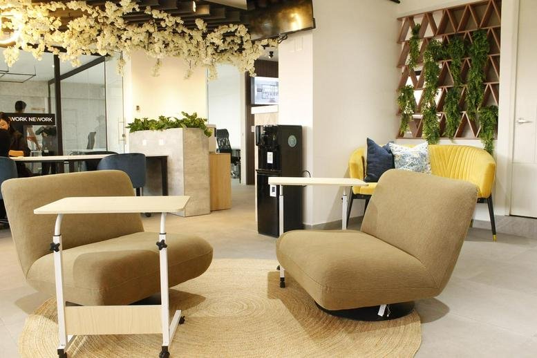 Lounge area at 101, Avenida Presidente Masaryk, Chapultepec Morales with tan chairs and floral ceiling decorations.