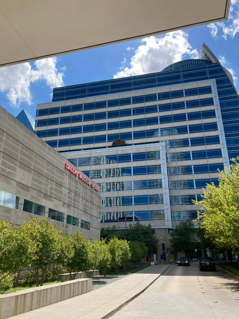 Exterior view of the modern glass-facade building at 101, Calle Apóstoles, Paseo de las Reynas I y II.
