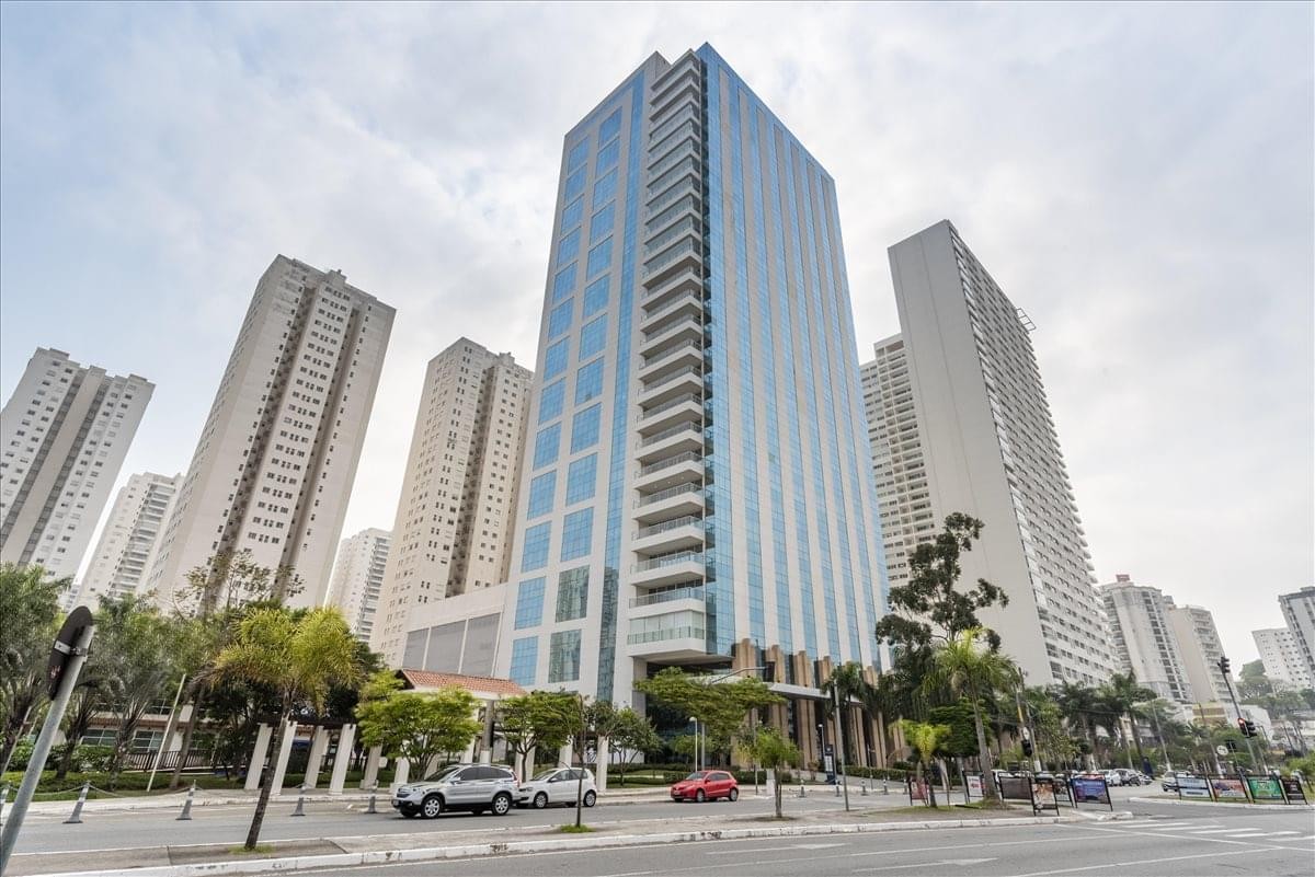 Exterior view of the glass-facade skyscraper at 101, José Versolato Avenue.