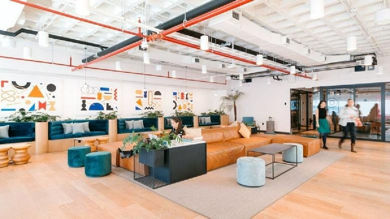 Spacious communal lounge at 1015 Prolongación Paseo de la Reforma, Ciudad de México with colorful wall art.