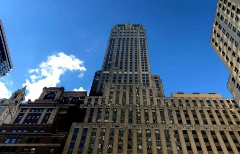 Exterior view of the historic skyscraper facade at 122 East 42nd Street, 4th Floor, Grand Central.