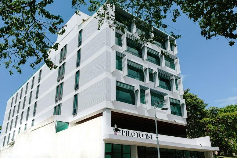 Exterior view of the white multi-story building at 1413 Avenue Ponce de Leon, San Juan.