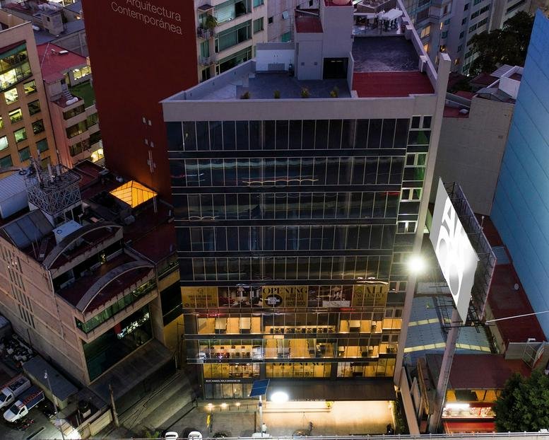 Exterior view of the multi-story office building at 156, Periférico Boulevard Manuel Ávila Camacho.