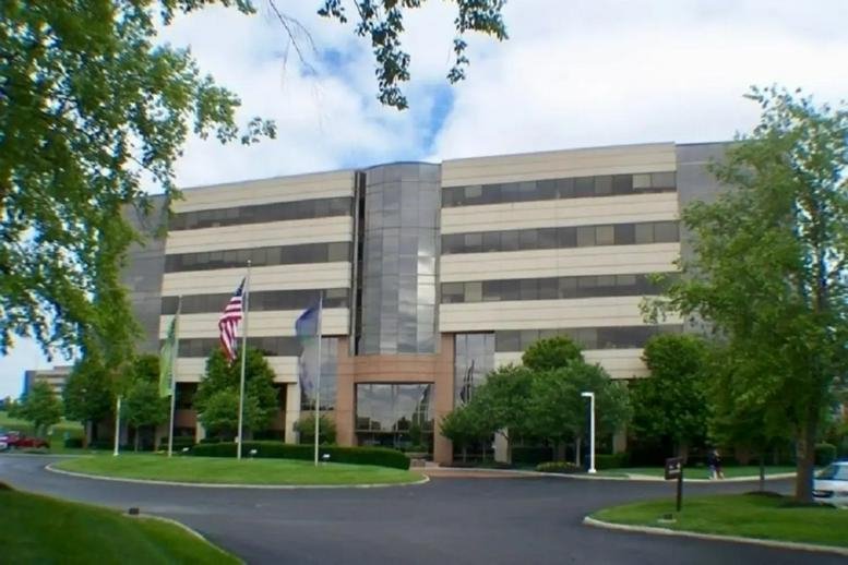 Exterior view of the office building facade at 1900 Polaris Parkway.