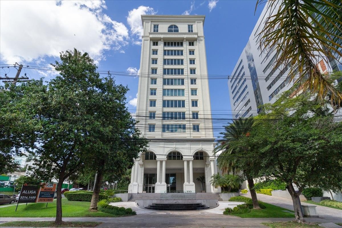 Exterior view of the classical high-rise facade at 222. Carlos Gomes Avenue, Boa Vista, Porto Alegre.