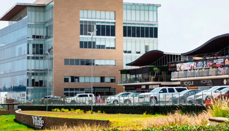 Exterior view of the modern glass and stone building at 3015, Avenida de las Ciencias, Piso 3, Juriquilla.