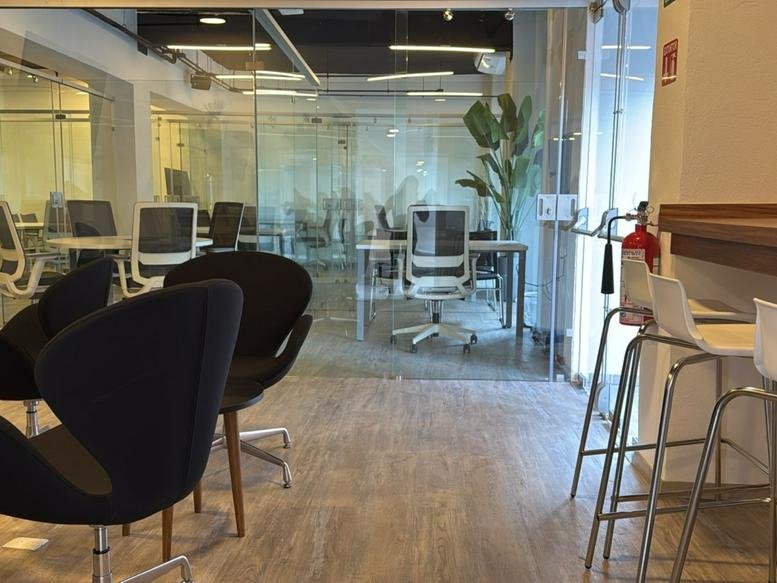 Spacious coworking area at 40, Calle de Salazar, Cuernavaca Centro with modern chairs and glass partitions.