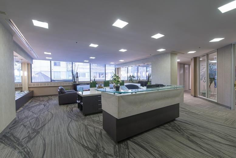Spacious reception area with modern desk and seating at 440 Laurier Avenue West.