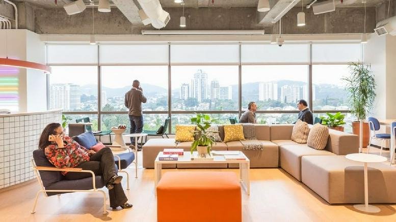 Spacious communal lounge with city views at Alameda Rio Negro 1477, Alphaville Industrial.