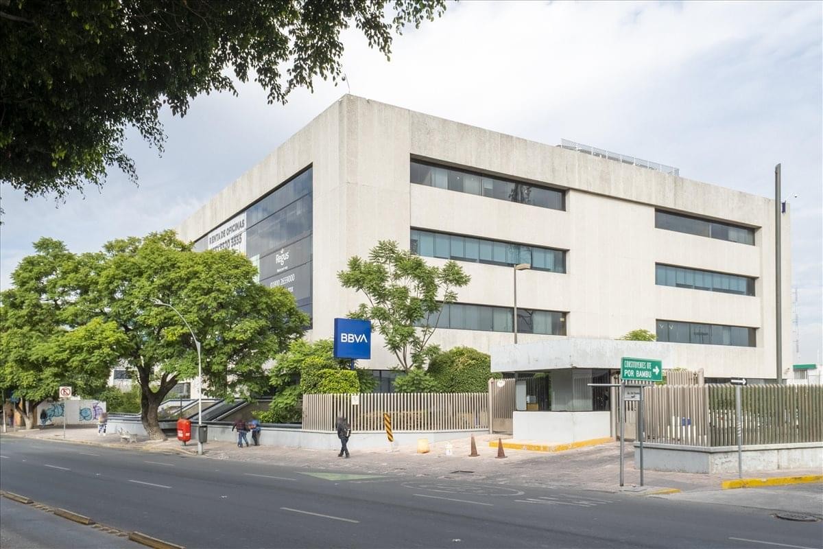 Exterior view of the white modern building at Av Constituyentes 120, El Carrizal, Santiago de Querétaro.