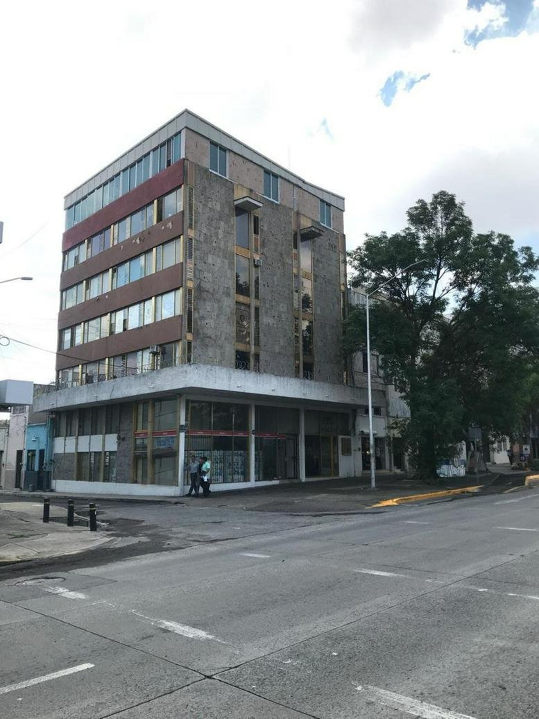 Exterior view of the multi-story office building at Av. Federalismo No. 557.