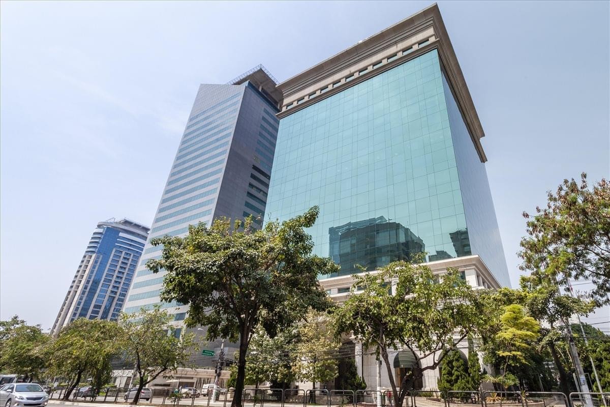 Modern exterior view of the glass-facade building at Av. Presidente Juscelino Kubitschek 1455.