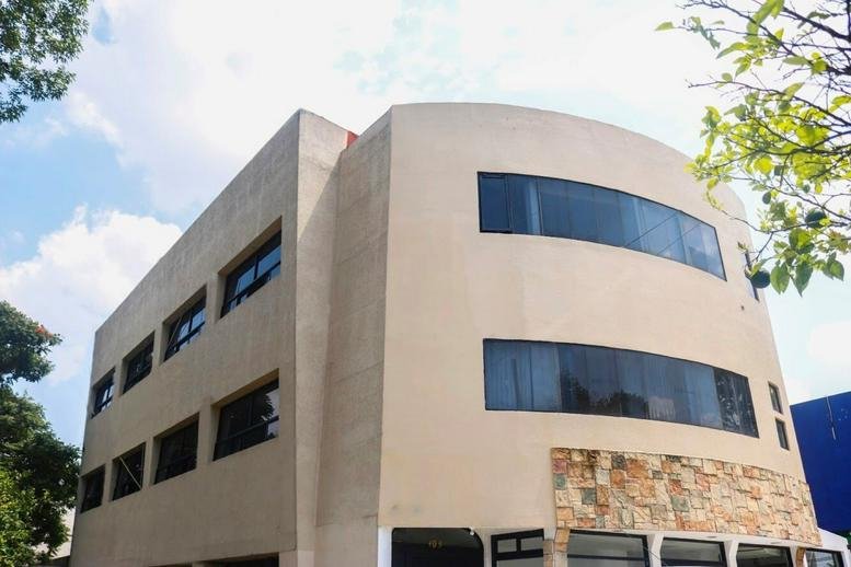Exterior view of the curved tan facade at Av. Tepeyac No. 409.