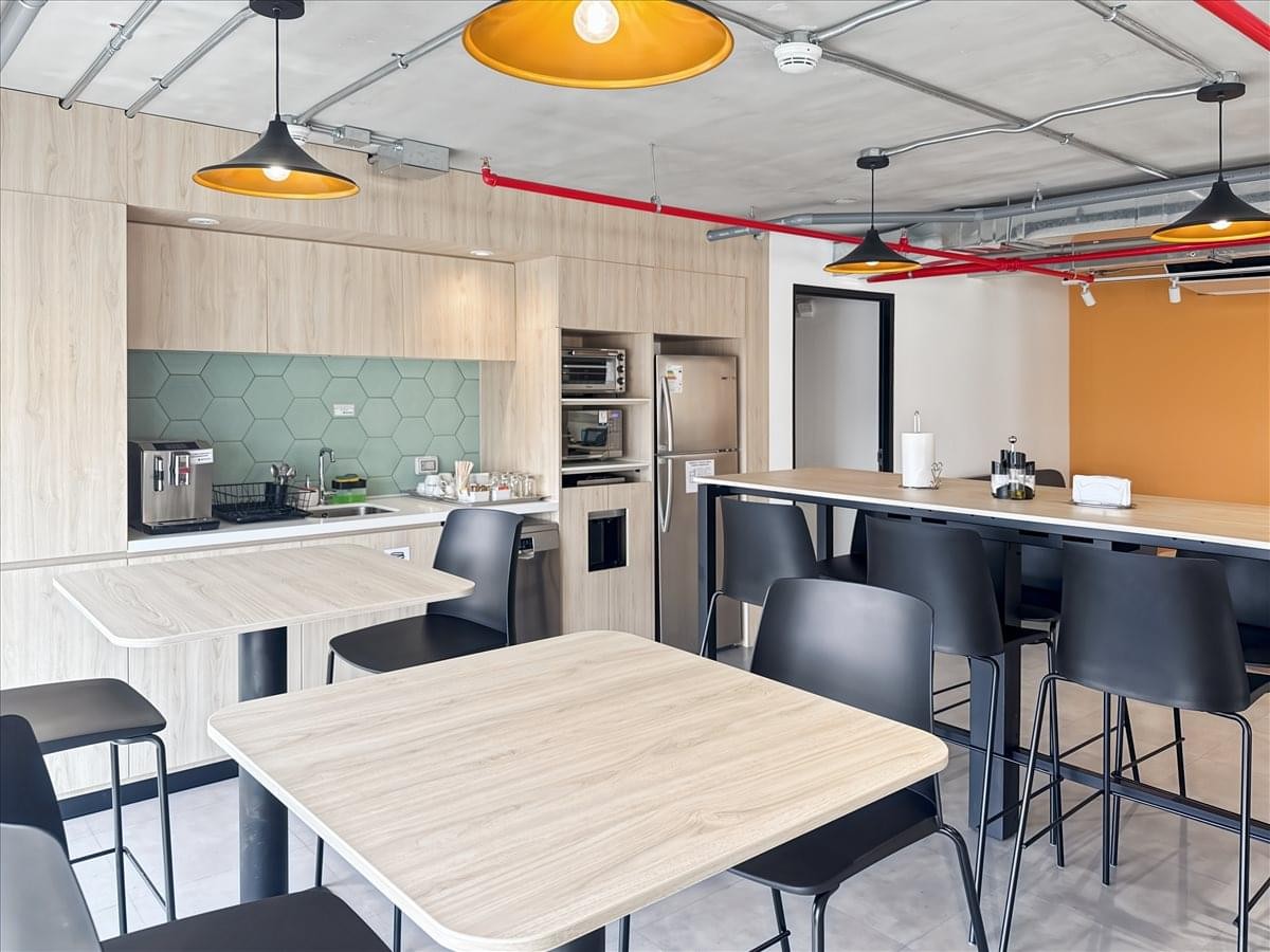 Modern communal kitchen and dining area at Avenida Almirante Miguel Grau 709.