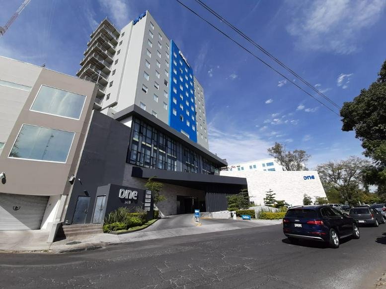 Exterior view of the modern Avenida Chapalita, Jardines Plaza del Sol, Guadalajara building facade.