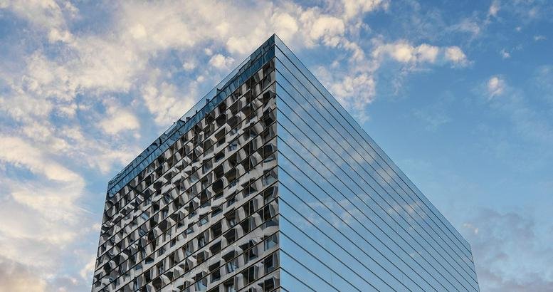 Exterior view of the glass-facade building at Avenida Ejército Nacional Mexicano 425.