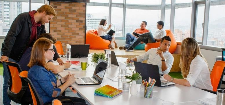 Communal breakout area at Avenida El Poblado, Carrera 42 Nº 3 Sur 81 with bean bags and city views.
