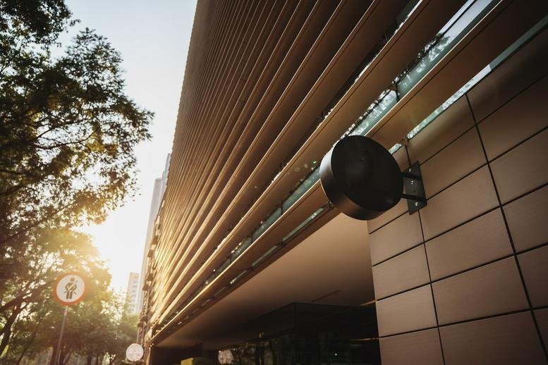 Exterior view of the modern facade with wooden louvers at Avenida Paseo de la Reforma 231.