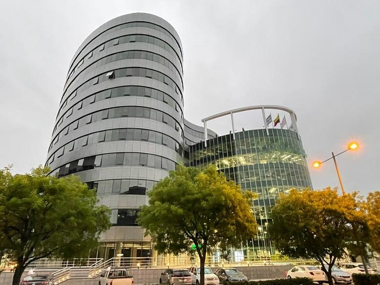 Modern exterior view of the curved glass-facade at Edificio Pacifica Center.