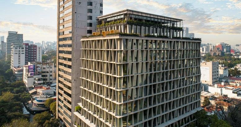 Exterior view of the contemporary facade at Avenue Emilio Castelar 75.